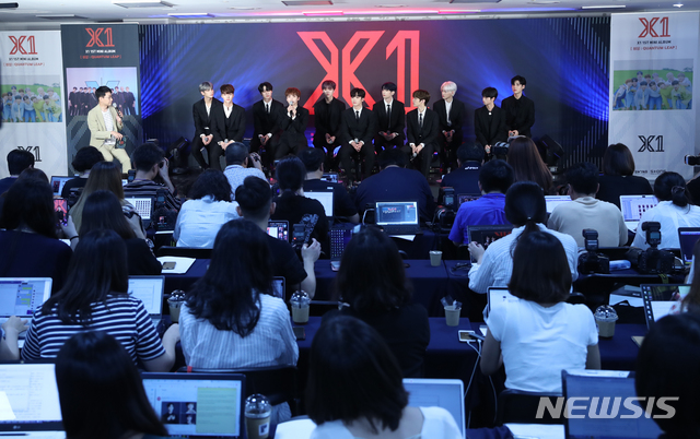 【서울=뉴시스】조수정 기자 = 프로젝트 그룹 '엑스원(X1)'이 27일 오후 서울 구로구 고척스카이돔에서 데뷔 미니 앨범 '비상: 퀀텀 리프(QUANTUM LEAP)' 쇼케이스를 앞두고 열린 기자간담회에서 포즈를 취하고 있다. 왼쪽부터 남도현, 이한결, 한승우, 조승연, 김우석, 김요한, 강민희, 송형준, 손동표, 차준호, 이은상. 2019.08.27. chocrystal@newsis.com