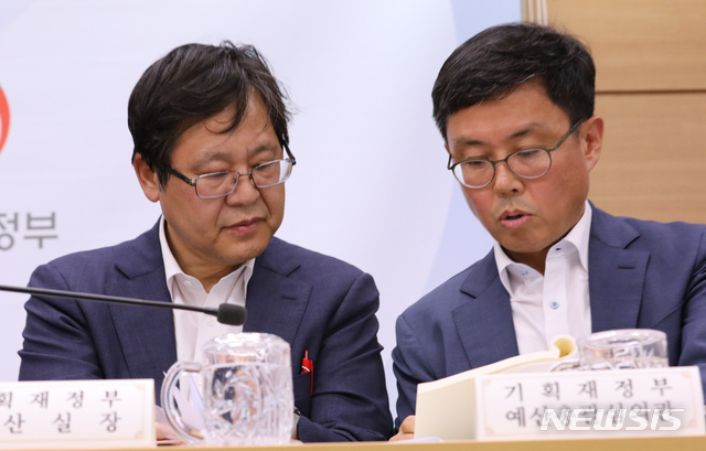 【세종=뉴시스】강종민 기자 = 지난 27일 정부세종청사에서 열린 2020년 예산안 상세 브리핑에서 안일환 예산실장(왼쪽)과 안도걸 예산총괄심의관이 대화를 나누고 있다. 2019.08.29.&nbsp; ppkjm@newsis.com
