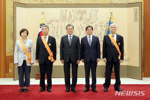 【서울=뉴시스】전신 기자 = 문재인 대통령이 27일 청와대 본관에서 열린 퇴임 대법관 훈장 수여식을 마친 후 김소영(왼쪽부터), 김창석 전 대법관, 김신(오른쪽) 전 대법관과 기념촬영하고 있다. 오른쪽 두번째는 김명수 대법원장. 2019.08.27. photo1006@newsis.com