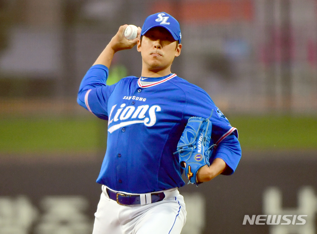 [광주=뉴시스]류형근 기자 = 지난해 8월27일 광주 북구 광주-기아챔피언스필드에서 열린 2019프로야구 KIA 타이거즈 대 삼성 라이온스의 경기, 1회말 무사에서 삼성 선발투수 윤성환이 역투하고 있다. 2019.08.27. hgryu77@newsis.com
