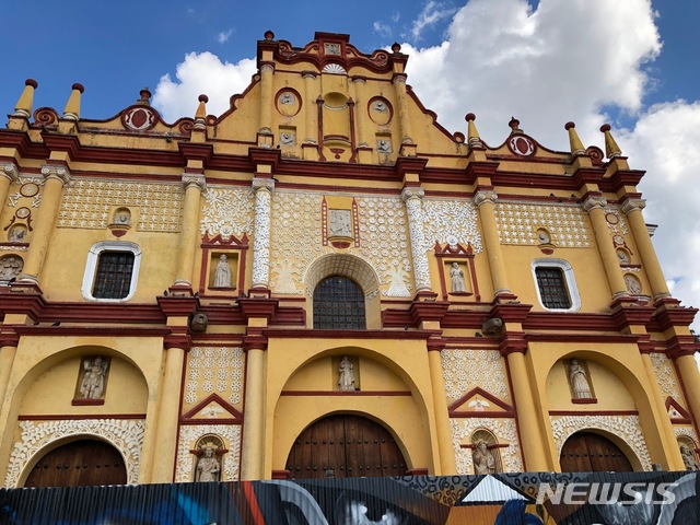 【멕시코시티= AP/뉴시스】 멕시코 정부가 지진 피해를 입은 뒤 복원공사중인 치아파스주의 16세기 성당. 멕시코외무부는 멕시코 고대 문명의 유물 조각작품 120점을 9월18일 경매하기로 한 프랑스 경매회사에 경매를 중지하고 유물을 멕시코에 반환하라고 요구했다.&nbsp;&nbsp; 