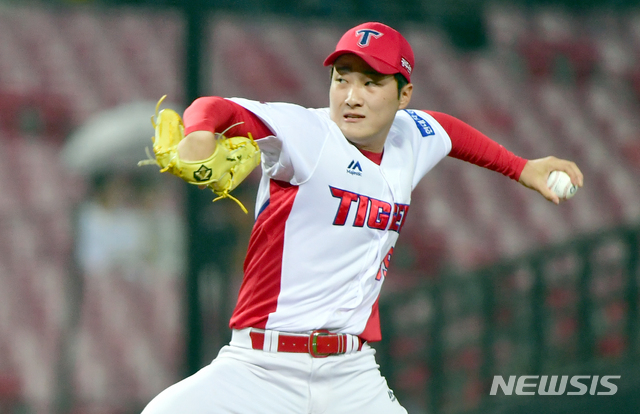 【광주=뉴시스】류형근 기자 = 27일 오후 광주 북구 광주-기아챔피언스필드에서 열린 2019프로야구 KIA 타이거즈 대 삼성 라이온스의 경기, 9회초 등판한 KIA 바뀐투수 하준영이 역투하고 있다. 2019.08.27.&nbsp; hgryu77@newsis.com
