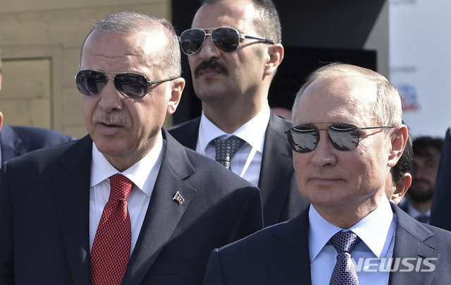 [모스크바=AP/뉴시스]블라디미르 푸틴 러시아 대통령(오른쪽)과 레제프 타이이프 에르도안 터키 대통령(왼쪽)이 2019년 8월 27일 러시아 모스크바에서 국제항공우주박람회에 참석한 모습. 2019.8.27.