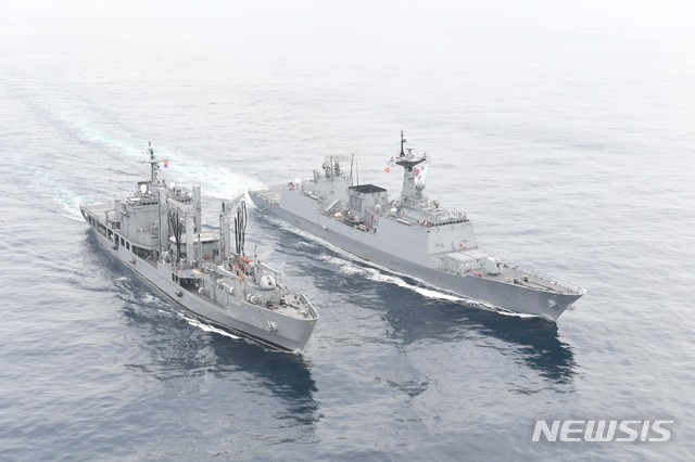 【서울=뉴시스】2019 해군 순항훈련전단은 28일 총 143일간 세계일주의 장도에 오른다. 사진은 순항훈련에 참가하는 구축함 문무대왕함과 군수지원함 화천함이 항해하는 모습. 2019.08.28. (사진=대한민국 해군 제공) photo@newsis.com