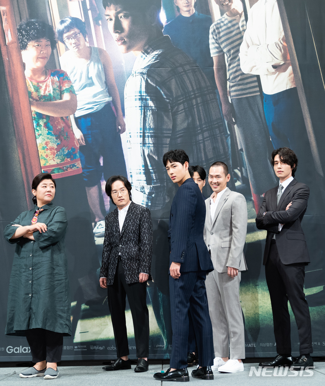 왼쪽부터 이정은, 이종옥, 임시완, 이현욱, 박종환, 이동욱