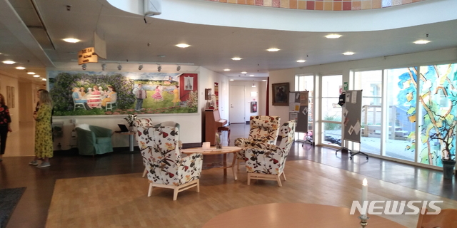 【스톡홀름=뉴시스】 뉴시스는 지난달 27일 스웨덴 스톡홀름 카운티 살렘 코뮨의 요양원 새비헴멧을 방문하고 있다. daero@newsis.com