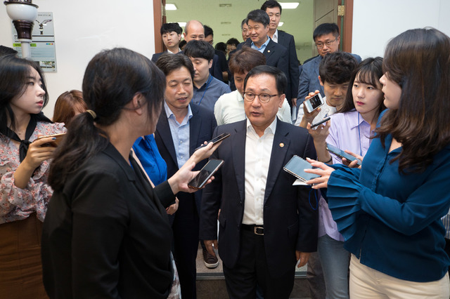 【서울=뉴시스】유영민 과학기술정보통신부 장관이 28일 오후 경기도 화성시 KMW 본사를 방문해 기자들의 질문을 듣고 있다. (사진=과학기술정보통신부 제공) 2019.08.28