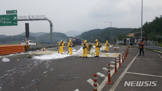 【진주=뉴시스】 28일 오후 경남 진주시 남해고속도로 지수IC 졸음쉼터 부근에서 염산이 누출돼 소방대원들이 중화작업을 벌이고 있다.