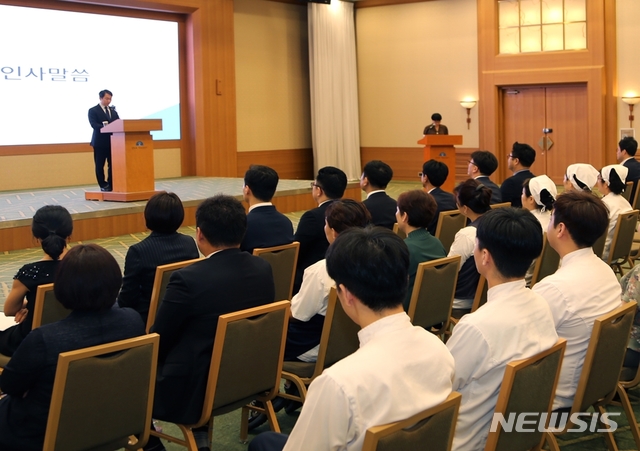 【원주=뉴시스】권순명 기자 = 28일 HDC현대산업개발이 오크밸리 리조트의 경영권 인수절차를 마무리함에 따라 '한솔개발 주식회사' 사명을 'HDC리조트 주식회사'로 변경하고 새로운 CI를 선포하고 있다.2019.08.28.(사진=HDC리조트 주식회사 제공)photo@newsis.com 