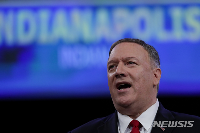 【인디애나폴리스=AP/뉴시스】마이크 폼페이오 미 국무장관이 미 인디애나주 인디애나폴리스에서 열린 제101차 미재향군인단 총회에 참석해 연설하고 있다. 폼페이오 장관은 외교정책의 중심에 '미국주의'가 있음을 역설하면서 북한을 '불량 행동 국가'라고 표현하면서 직면한 도전 과제로 이란, 중국, 북한 등을 꼽았다. 폼페이오는 북한과의 협상의 불씨를 살리기 위해 제재에 대한 직접적인 언급은 피했다. 2019.08.28.