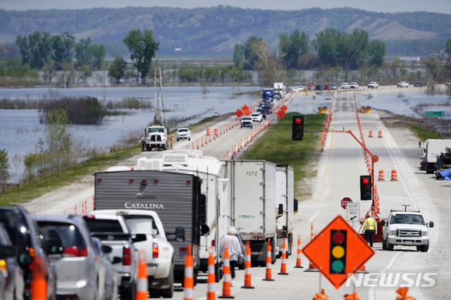 【퍼시벌( 미 아이오와주)=AP/뉴시스】올해 5월 10일 미주리강의 범람으로 진입이 제한된 아이오와주의 교량에서 차선 1개로 다리를 건너려는 차량들이 장사진을 치고 있다.&nbsp; 중서부 여러 주와 도시들은 미주리강 홍수의 장기대책을 위해 공동팀을 구성하고 새로운 대응방법을 찾고 있다.&nbsp;&nbsp; 