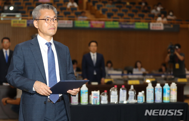 【서울=뉴시스】 전진환 기자 = 2019 가습기살균제참사 진상규명 청문회가 열린 28일 오전 서울시청 다목적홀에서 박동석 옥시RB 대표이사가 선서를 마치고 선서문을 가지고 장완익 위원장에게 향하고 있다. 2019.08.28. amin2@newsis.com