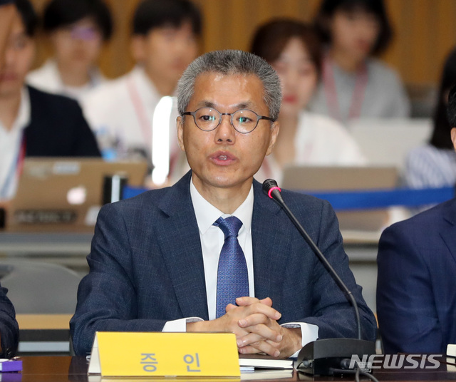 【서울=뉴시스】 전진환 기자 = 2019 가습기살균제참사 진상규명 청문회가 열린 28일 오전 서울시청 다목적홀에서 박동석 옥시RB 대표이사가 청문위원들의 질문에 답하고 있다. 2019.08.28. amin2@newsis.com