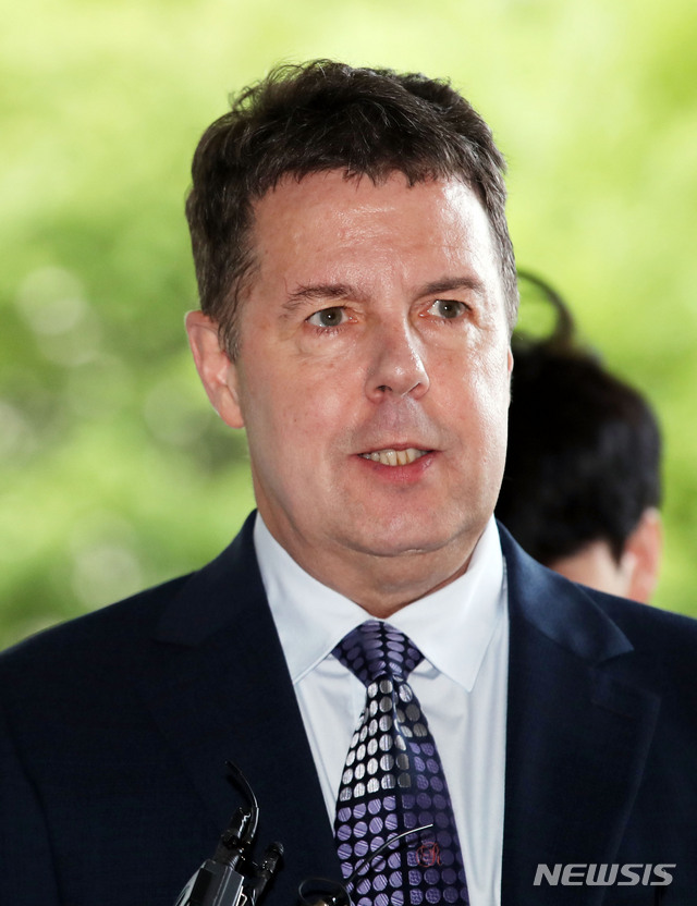 【서울=뉴시스】박미소 기자 = 마약 투약 혐의를 받고 있는 방송인 로버트 할리가 28일 오전 선고공판에 출석하기 위해 서울 마포구 서울서부지방법원에 들어서고 있다. 2019.08.28. misocamera@newsis.com