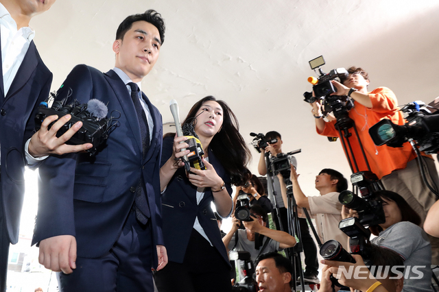 【서울=뉴시스】김병문 기자 = 미국 라스베이거스 호텔 카지노를 드나들며 상습도박·외국환거래법 위반 의혹을 받고 있는 그룹 빅뱅 전 멤버 승리(29·이승현)가 28일 오전 서울 중랑구 서울지방경찰청 지능범죄수사대에서 피의자 신분으로 조사받기 위해 출석하고 있다. 2019.08.28.&nbsp;&nbsp; dadazon@newsis.com