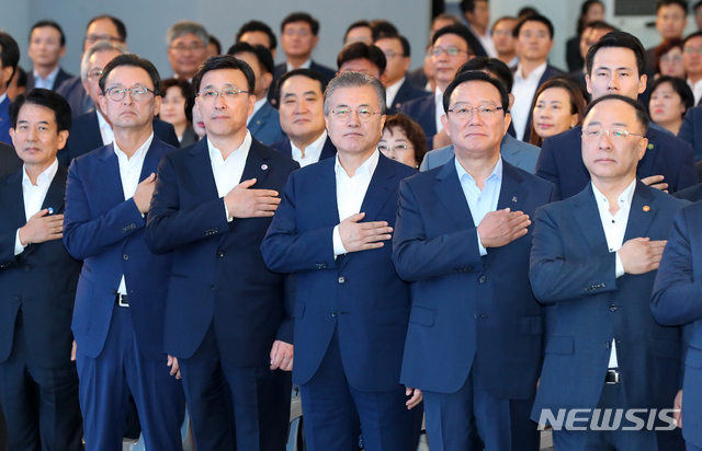 【울산=뉴시스】전신 기자 = 문재인 대통령이 28일 울산 북구 중산동 이화산업단지에서 열린 현대모비스 친환경차 부품 울산공장 기공식에서 국기에 경례하고 있다. 2019.08.28.&nbsp; photo1006@newsis.com