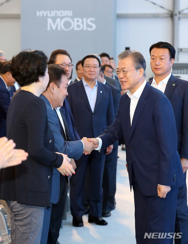 【울산=뉴시스】전신 기자 = 문재인 대통령이 28일 울산 북구 중산동 이화산업단지에서 열린 현대모비스 친환경차 부품 울산공장 기공식에 입장하며 참석자들과 인사하고 있다. 2019.08.28. photo1006@newsis.com