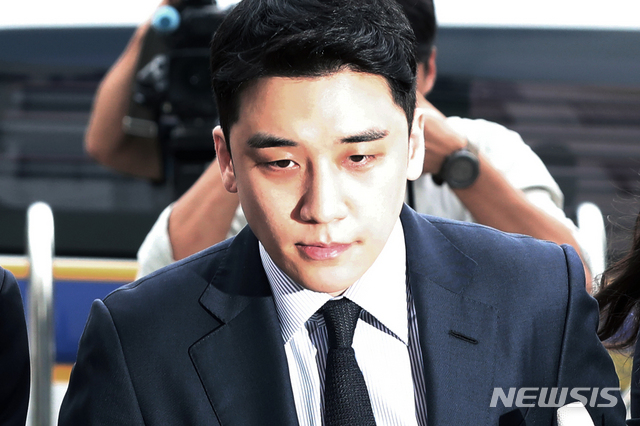 【서울=뉴시스】김병문 기자 = 미국 라스베이거스 호텔 카지노를 드나들며 상습도박을 했다는 의혹을 받고 있는 승리(29·이승현)가 28일 오전 서울 중랑구 서울경찰청 지능범죄수사대에서 피의자 신분으로 조사받기 위해 출석하고 있다. 2019.08.28. dadazon@newsis.com