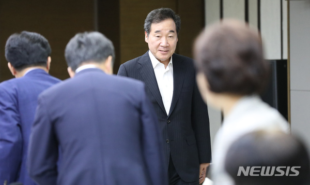 【세종=뉴시스】강종민 기자 = 이낙연 국무총리가 28일 오전 정부세종청사에서 열린 일본 관련 확대관계장관회의 겸 과학기술관계장관회의에 참석하고 있다. 2019.08.28.&nbsp;&nbsp; ppkjm@newsis.com 