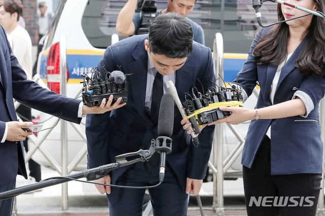 【서울=뉴시스】김병문 기자 = 미국 라스베이거스 호텔 카지노를 드나들며 상습도박을 했다는 의혹을 받고 있는 승리(29·이승현)가 28일 오전 서울 중랑구 서울경찰청 지능범죄수사대에서 피의자 신분으로 조사받기 위해 출석하고 있다. 2019.08.28. dadazon@newsis.com