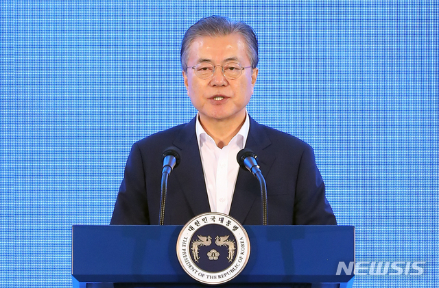 【울산=뉴시스】전신 기자 = 문재인 대통령이 28일 울산 북구 중산동 이화산업단지에서 열린 현대모비스 친환경차 부품 울산공장 기공식에서 축사하고 있다. 2019.08.28. photo1006@newsis.com