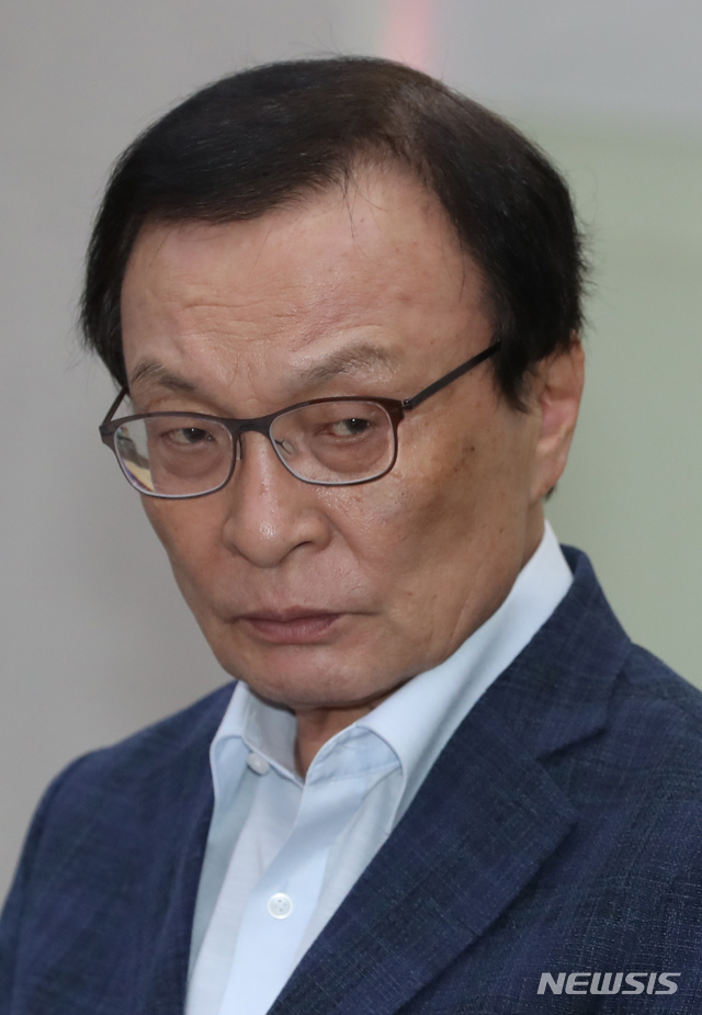 【인천=뉴시스】고승민 기자 = 28일 인천 남동구 삼천리기계에서 열린 '소재-부품-장비 산업 글로벌 경쟁력 강화를 위한 더불어민주당 현장최고위원회의'에서 최고위원들이 조국 후보자 관련 검찰 압수수색에 대해 발언하자 이해찬 대표가 심각한 표정을 짓고 있다. 2019.08.28.kkssmm99@newsis.com