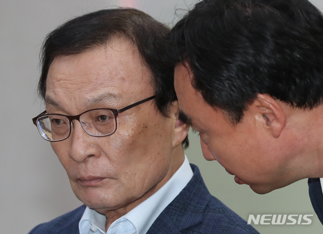 【인천=뉴시스】고승민 기자 = 28일 인천 남동구 삼천리기계에서 열린 '소재-부품-장비 산업 글로벌 경쟁력 강화를 위한 더불어민주당 현장최고위원회의'에서 이해찬 대표가 윤관석 정책위 수석부의장과 대화하고 있다. 2019.08.28. kkssmm99@newsis.com