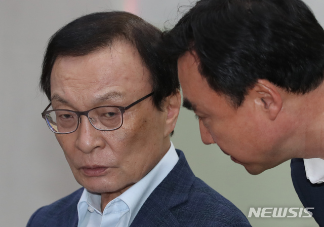 【인천=뉴시스】고승민 기자 = 28일 인천 남동구 삼천리기계에서 열린 '소재-부품-장비 산업 글로벌 경쟁력 강화를 위한 더불어민주당 현장최고위원회의'에서 이해찬 대표가 윤관석 정책위 수석부의장과 대화하고 있다. 2019.08.28.kkssmm99@newsis.com