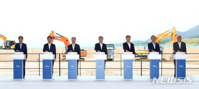 【울산=뉴시스】전신 기자 = 문재인 대통령이 28일 울산 북구 중산동 이화산업단지에서 열린 현대모비스 친환경차 부품 울산공장 기공식에서 공장부지를 배경으로 기공 발파 버튼을 누르고 있다. 왼쪽부터 황세영 울산시의회의장, 성윤모 산업부 장관, 박정국 현대모비스 사장, 문 대통령, 송철호 울산시장, 홍남기 경제부총리, 더불어민주당 이상헌 의원. 2019.08.28. photo1006@newsis.com