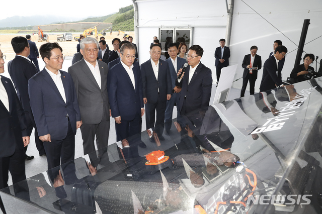 【울산=뉴시스】전신 기자 = 문재인 대통령이 28일 울산시 북구 중산동 이화산업단지에서 열린 현대모비스 친환경차 부품 울산공장 기공식 참석에 앞서 코나 EV 배터리 시스템 설명을 듣고 있다. 2019.08.28. photo1006@newsis.com