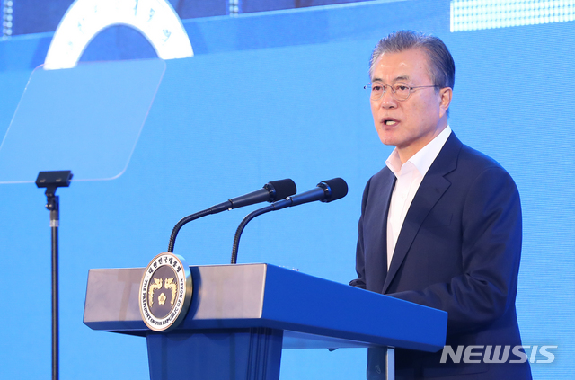 【울산=뉴시스】전신 기자 = 문재인 대통령이 28일 울산 북구 중산동 이화산업단지에서 열린 현대모비스 친환경차 부품 울산공장 기공식에서 축사하고 있다. 2019.08.28. photo1006@newsis.com