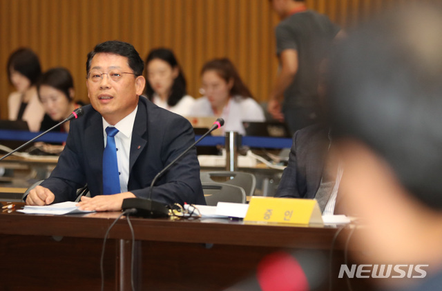 【서울=뉴시스】 전진환 기자 = 2019 가습기살균제참사 진상규명 청문회가 열린 28일 오전 서울시청 다목적홀에서 이치우 전 LG생활건강 생활용품 사업부 개발팀 직원이 청문위원의 질문에 답하고 있다. 2019.08.28. amin2@newsis.com