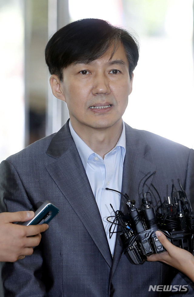 【서울=뉴시스】최동준 기자 = 조국 법무부 장관 후보자가 28일 서울 종로구 인사청문회 준비 사무실로 출근하며 취재진 질문에 답변하고 있다. 2019.08.28.  photocdj@newsis.com