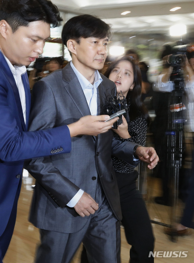 【서울=뉴시스】최동준 기자 = 조국 법무부 장관 후보자가 28일 서울 종로구 인사청문회 준비 사무실로 출근하고 있다. 2019.08.28. photocdj@newsis.com