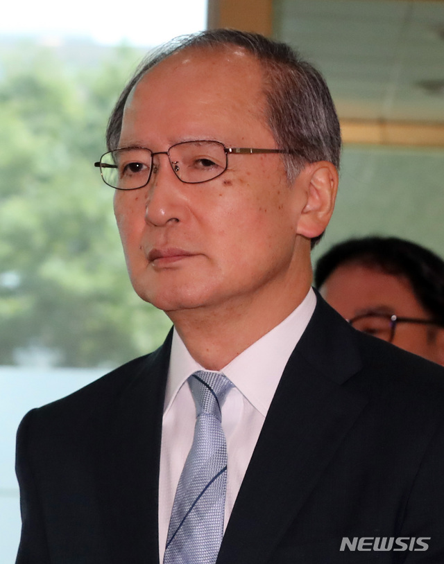 【서울=뉴시스】이영환 기자 = 나가미네 야스마사( 長嶺安政) 주한일본대사가 28일 오전 서울 종로구 외교부로 초치되고 있다.외교부는 28일 일본이 한국을 백색국가(수출우대국)에서 배제하는 조치를 시행한 것과 관련, 나가미네 야스마사(長嶺安政) 주한 일본대사를 초치해 강력 항의했다. 2019.08.28. 20hwan@newsis.com