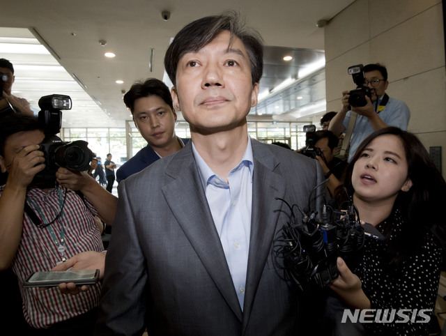 【서울=뉴시스】최동준 기자 = 조국 법무부 장관 후보자가 28일 서울 종로구 인사청문회 준비 사무실로 출근하고 있다. 2019.08.28. photo@newsis.com