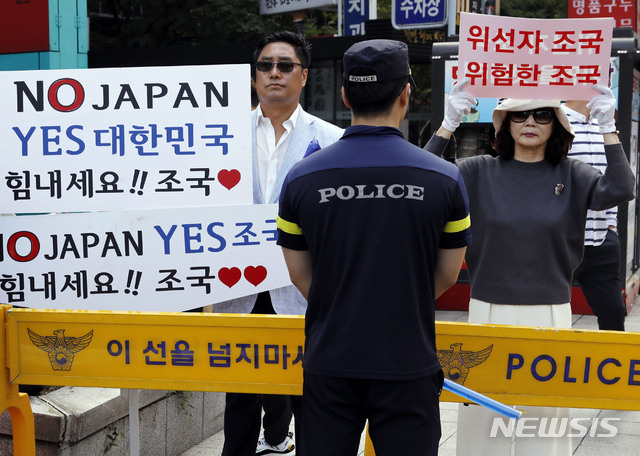 【서울=뉴시스】최동준 기자 = 지난 28일 서울 종로구 조국 법무부 장관 후보자 인사청문회 준비 사무실 앞에서 조 후보자 지지자와 지지하지 않는 시민이 각각 피켓을 들고 있다. 2019.08.28. photocdj@newsis.com