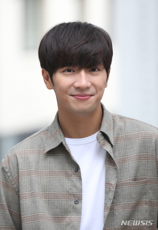 【서울=뉴시스】조수정 기자 = 배우 이상엽이 28일 오전 서울 강남구 신사동 카페보스에서 채널A 금토드라마 '평일 오후 세시의 연인' 종방 인터뷰에 앞서 포즈를 취하고 있다. 2019.08.28. chocrystal@newsis.com