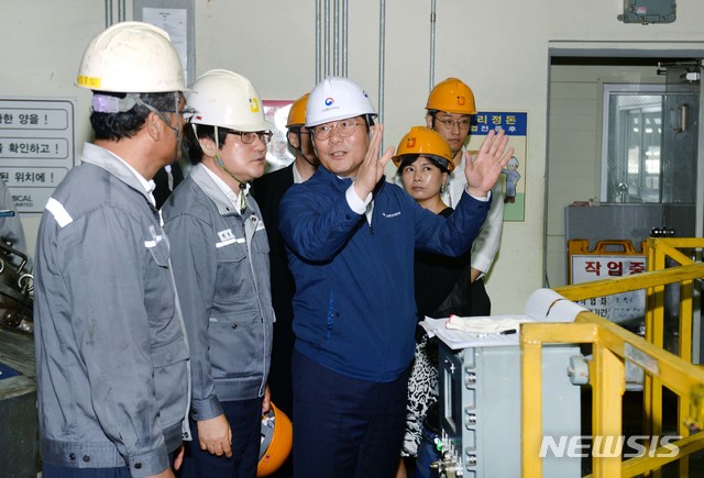 【서울=뉴시스】성윤모 산업통상자원부 장관이 28일 울산시 울주군 제일화성을 방문해 생산라인을 둘러보고 있다. 2019.08.28. (사진=산업통상자원부 제공) photo@newsis.com