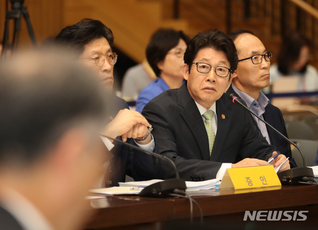 【서울=뉴시스】 전진환 기자 = 2019 가습기살균제참사 진상규명 청문회가 열린 28일 오후 서울시청 다목적홀에서 조명래 환경부 장관이 청문위원의 질문에 답하고 있다. 2019.08.28. amin2@newsis.com