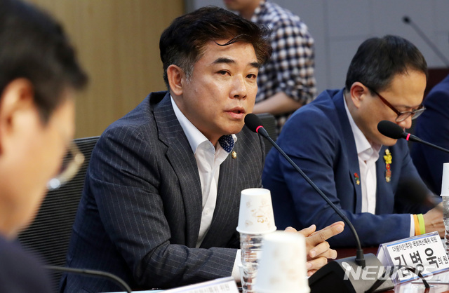 【서울=뉴시스】 박영태 기자 = 28일 오후 서울 여의도 국회 의원회관에서 열린 국민소환제 20대 국회 통과를 위한 입법 토론회에서 김병욱 더불어민주당 의원이 발언하고 있다. 2019.08.28. since1999@newsis.com