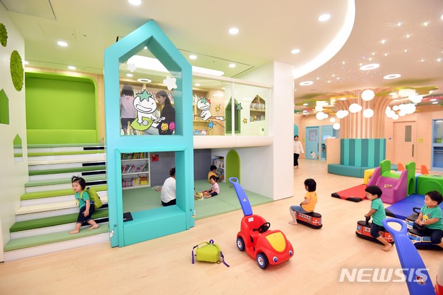 [부산=뉴시스]하경민 기자 = 부산 연제구 KEB하나은행 연산동지점 2층 '하나금융 상생형 공동직장어린이집 영남지역 1호'. 사진은 기사 내용과 직접 관련 없음. 2019.08.28. yulnetphoto@newsis.com