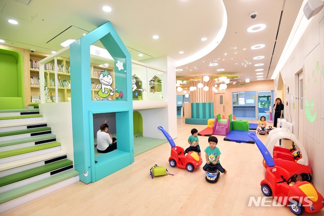 [부산=뉴시스] 하경민 기자 = 부산 연제구 KEB하나은행 연산동지점 2층 '하나금융 상생형 공동직장어린이집 영남지역 1호'에서 어린이들이 보육교사들과 함께 놀이를 즐기고 있다. 2019.08.28. yulnetphoto@newsis.com