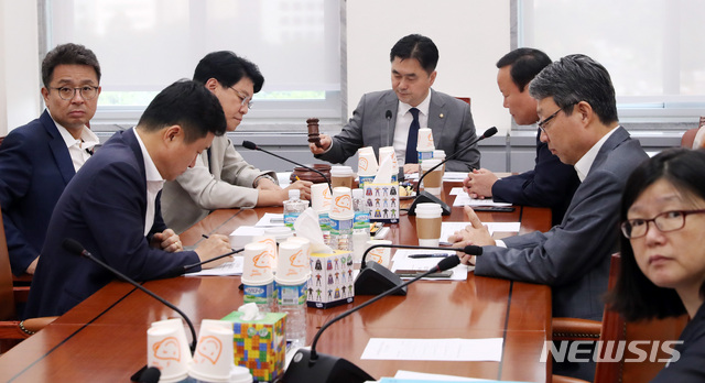 【서울=뉴시스】 박영태 기자 = 28일 오후 서울 여의도 국회에서 열린 정치개혁 특별위원회 안건조정위원회를 김종민 위원장이 주제하고 있다. 2019.08.28.?since1999@newsis.com