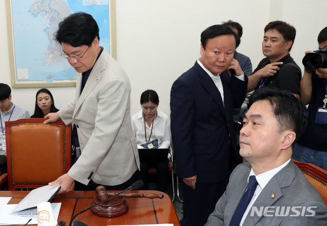 【서울=뉴시스】 박영태 기자 = 28일 오후 서울 여의도 국회에서 열린 정치개혁 특별위원회 안건조정위원회에 자유한국당 장제원, 김재원 의원이 참석하고 있다. 오른쪽은 김종민 위원장. 2019.08.28. since1999@newsis.com