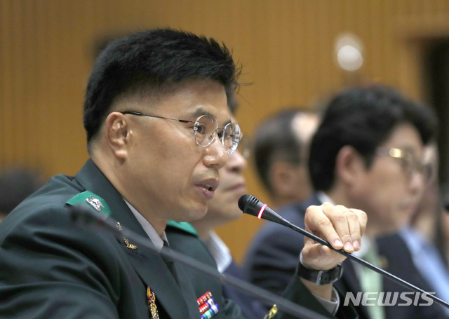 【서울=뉴시스】 전진환 기자 = 2019 가습기살균제참사 진상규명 청문회가 열린 28일 오후 서울시청 다목적홀에서 석웅 국군의무사령관이 청문위원의 질문에 답하 있다. 2019.08.28. amin2@newsis.com