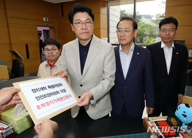 【서울=뉴시스】이영환 기자 = 국회 정치개혁특별위원회 자유한국당 간사인 장제원 의원과 위원들이 28일 오후 서울 종로구 헌법재판소 민원실에서 정치개혁특별위원회 안건조정위원회 의결 효력정지 가처분신청서를 접수하고 있다.왼쪽부터 임이자, 장제원, 정유섭, 최교일 의원. 2019.08.28. 20hwan@newsis.com