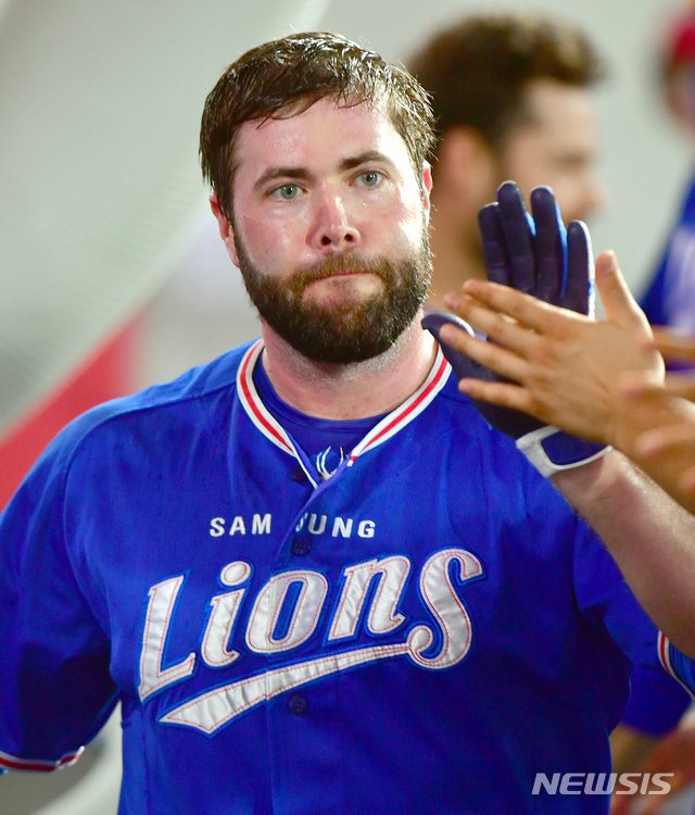 【광주=뉴시스】류형근 기자 = 28일 오후 광주 북구 광주-기아챔피언스필드에서 열린 2019프로야구 KIA 타이거즈 대 삼성 라이온스의 경기, 4회초 2사 1, 2루에서 삼성 2루주자 러프가 8번타자 강민호의 안타를 틈타 득점한 뒤 하이파이브 하고 있다. 2019.08.28. hgryu77@newsis.com