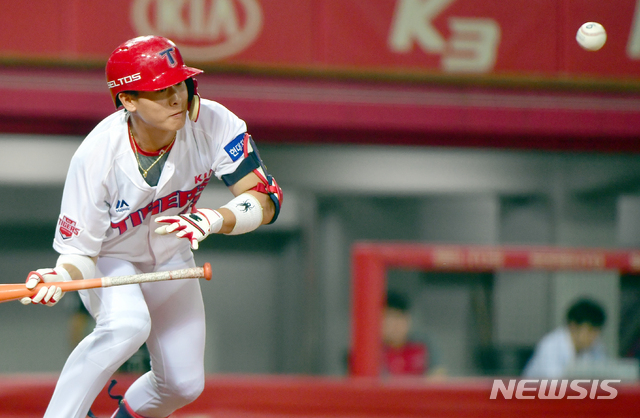 【광주=뉴시스】류형근 기자 = 28일 오후 광주 북구 광주-기아챔피언스필드에서 열린 2019프로야구 KIA 타이거즈 대 삼성 라이온스의 경기, 5회말 1사 2, 3루 상황 KIA 2번타자 박찬호가 기습번트를 시도하고 있다. 2019.08.28. hgryu77@newsis.com