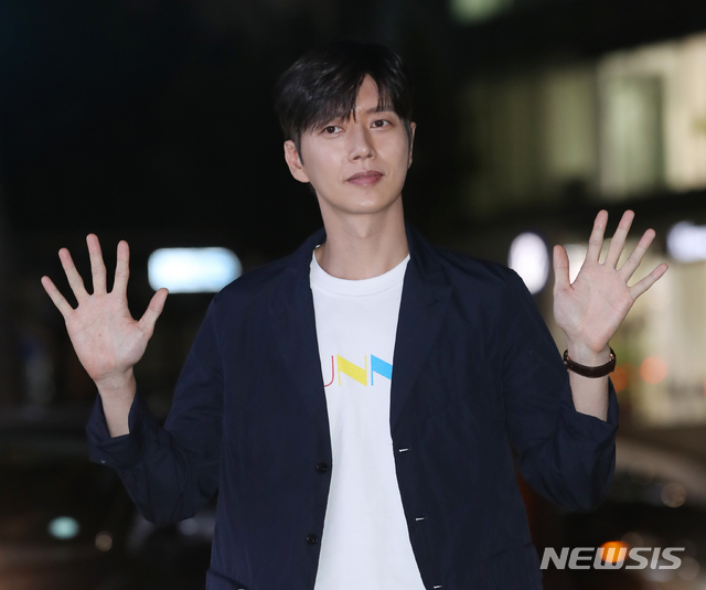 【서울=뉴시스】조수정 기자 = 배우 박해진이 지난 8월28일 저녁 서울 강남구 논현동 한 식당에서 열린 사전제작 드라마 '시크릿' 촬영 종방연에 참석, 인사하고 있다. 2019.08.28. chocrystal@newsis.com